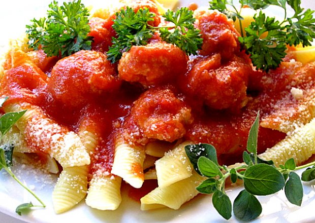 Fotografia przedstawiająca Makaron garganelli z pulpetami w sosie pomidorowym