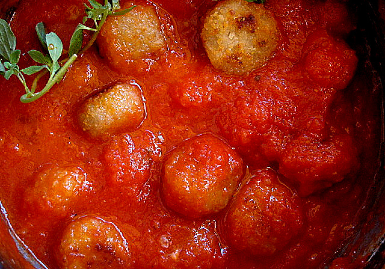 Makaron garganelli z pulpetami w sosie pomidorowym foto