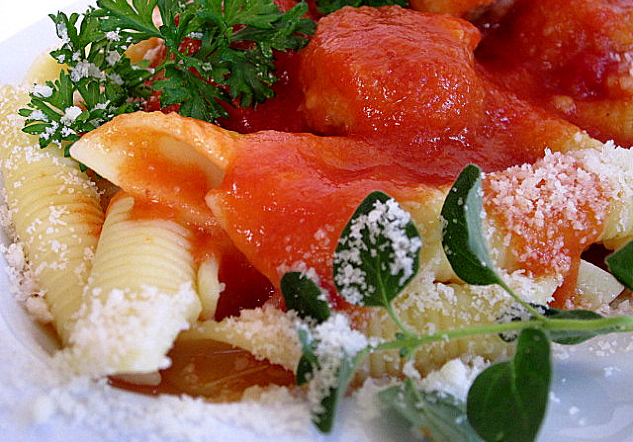 Makaron garganelli z pulpetami w sosie pomidorowym foto