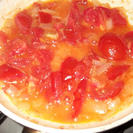 Krok 2 - Makaron gryczany z białymi kiełbaskami w sosie pomidorowym. foto