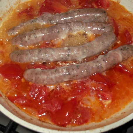 Krok 3 - Makaron gryczany z białymi kiełbaskami w sosie pomidorowym. foto