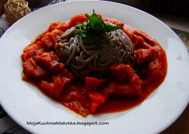 Fotografia przedstawiająca Makaron gryczany z polędwiczką w sosie pomidorowo-paprykowym