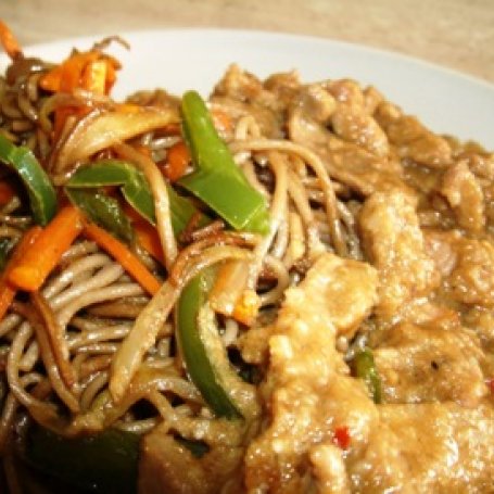 Krok 4 - makaron gryczany z warzywami i indykiem satay foto
