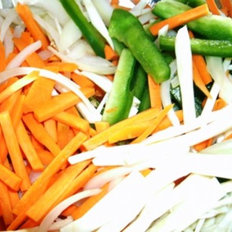 Krok 1 - makaron gryczany z warzywami i indykiem satay foto