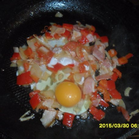 Krok 2 - Makaron kokardki z jajkiem i dodatkami foto
