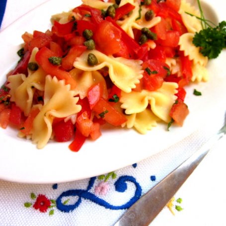 Krok 3 - Makaron kokardki z pomidorami i papryką/crudaiola/ foto