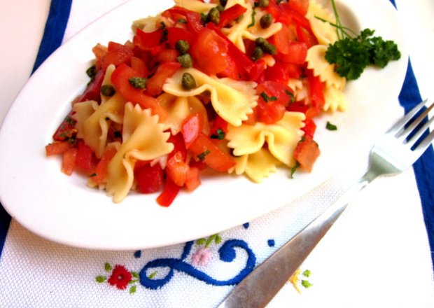 Fotografia przedstawiająca Makaron kokardki z pomidorami i papryką/crudaiola/