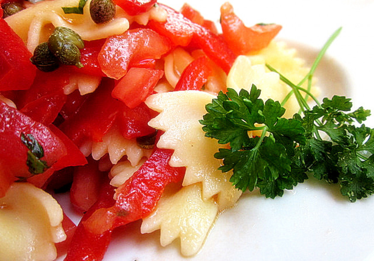 Makaron kokardki z pomidorami i papryką/crudaiola/ foto