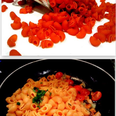 Krok 3 - Makaron kolanka pomidorowo-marchewkowy foto