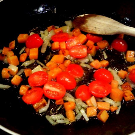 Krok 2 - Makaron kolanka pomidorowo-marchewkowy foto