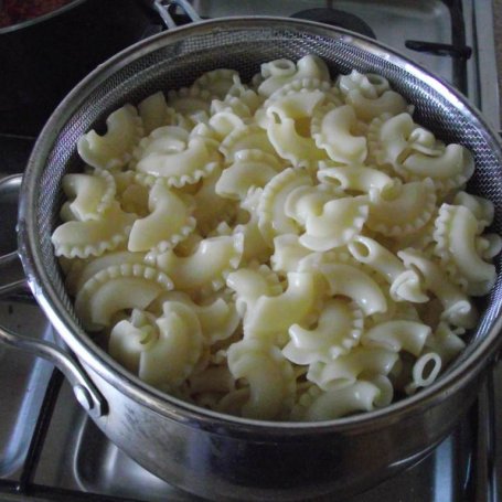 Krok 1 - Makaron kolanka z mięsno pomidorowym sosem z ziołami i czosnkiem foto