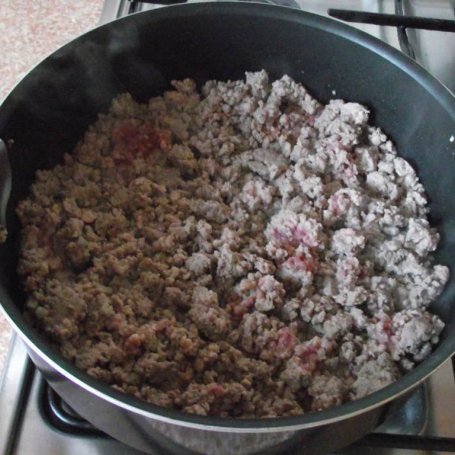 Krok 2 - Makaron kolanka z mięsno pomidorowym sosem z ziołami i czosnkiem foto