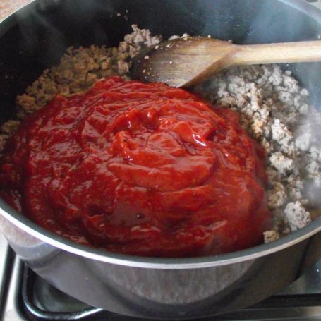 Krok 4 - Makaron kolanka z mięsno pomidorowym sosem z ziołami i czosnkiem  foto