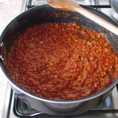 Krok 5 - Makaron kolanka z mięsno pomidorowym sosem z ziołami i czosnkiem  foto