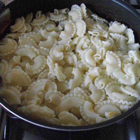 Krok 6 - Makaron kolanka z mięsno pomidorowym sosem z ziołami i czosnkiem foto