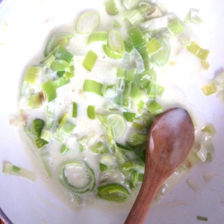 Krok 1 - Makaron kółeczka  z brokułem w sosie śmietankowo porowym foto