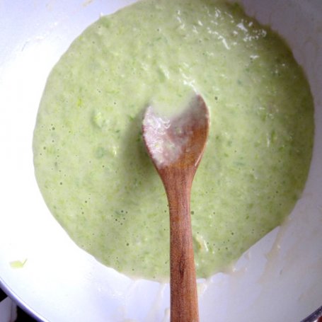 Krok 2 - Makaron kółeczka  z brokułem w sosie śmietankowo porowym foto