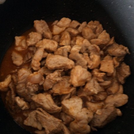 Krok 1 - Makaron łazankowy z sosem mięsno- śmietanowym foto