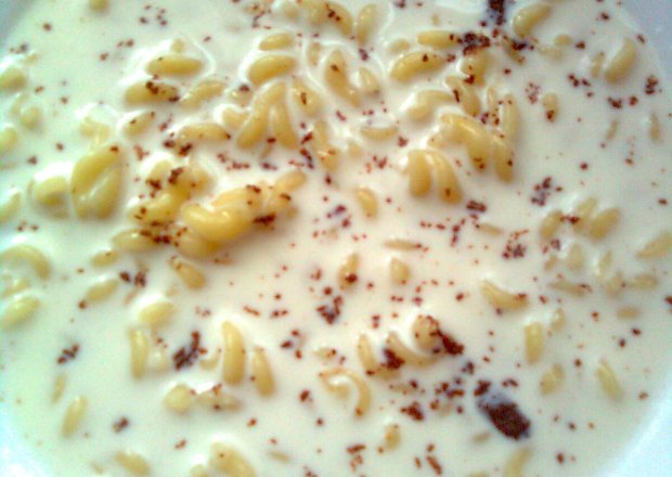Fotografia przedstawiająca Makaron na mleku z czekoladą
