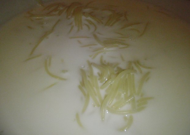 Fotografia przedstawiająca makaron na mleku