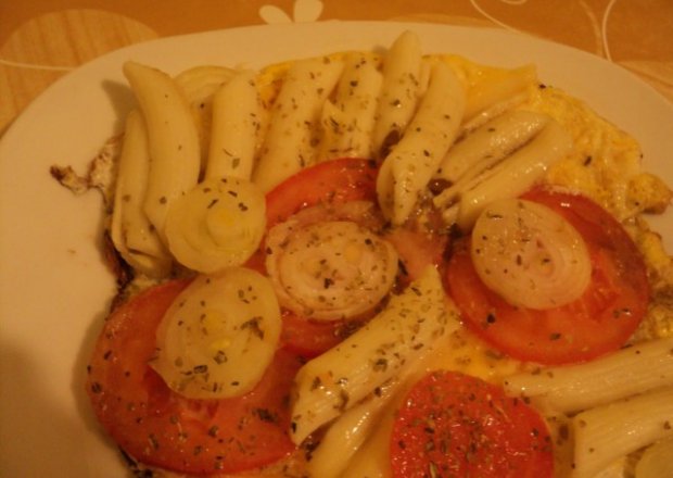 Fotografia przedstawiająca Makaron na omlecie z pomidorami