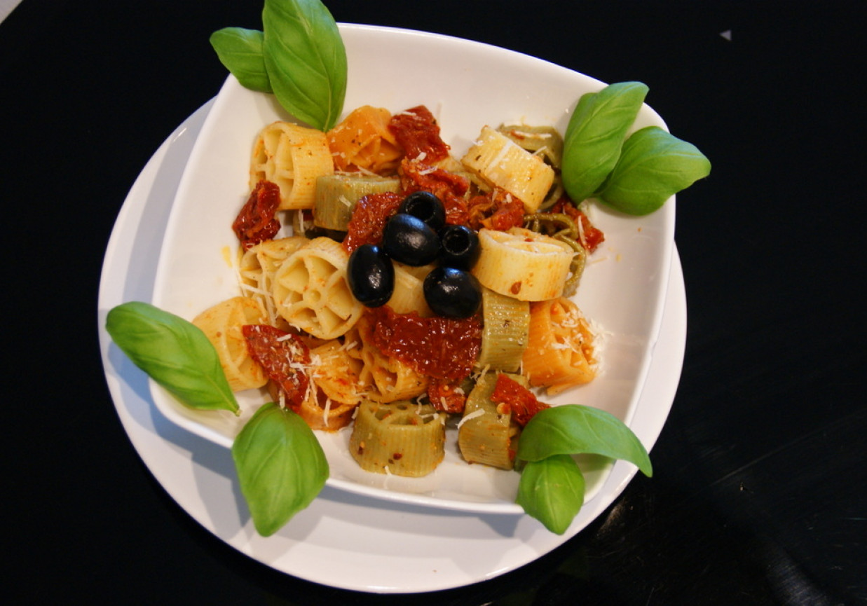 Makaron na ostro z suszonymi pomidorami i czarnymi oliwkami. foto