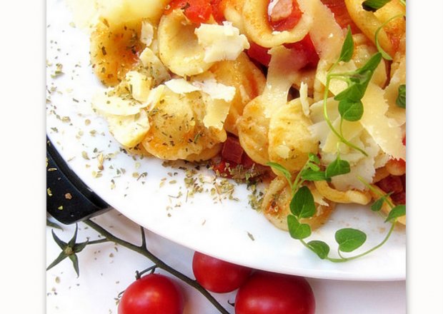 Fotografia przedstawiająca Makaron orecchiette z pomidorkami i boczkiem