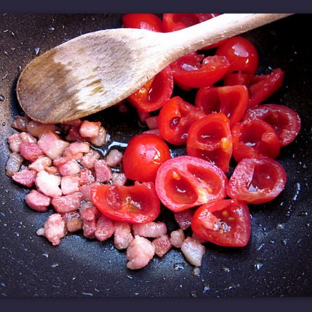 Krok 1 - Makaron orecchiette z pomidorkami i boczkiem foto