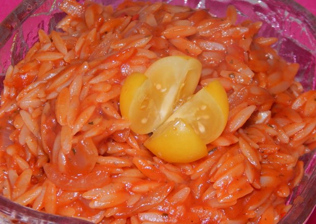 Fotografia przedstawiająca Makaron orzo w sosie pomidorowym a'la risotto