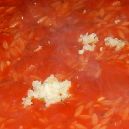 Krok 9 - Makaron orzo w sosie pomidorowym a'la risotto foto