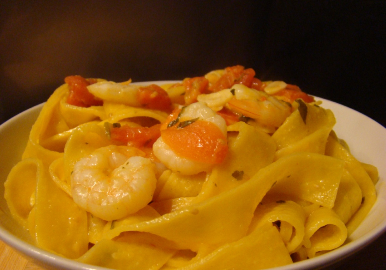 Makaron pappardelle z krewetkami i pomidorkami koktajlowymi