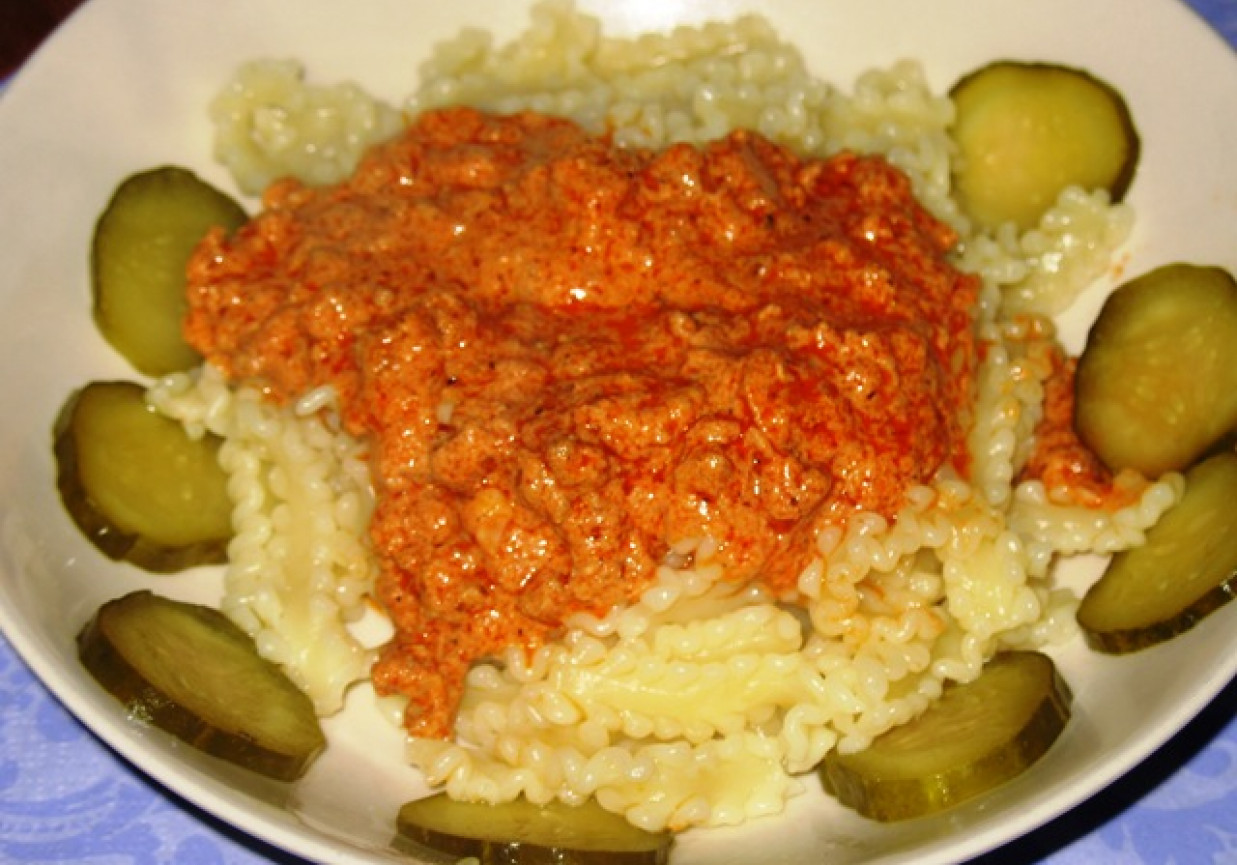Makaron- pasta z białym serem i sosem mięsnym foto