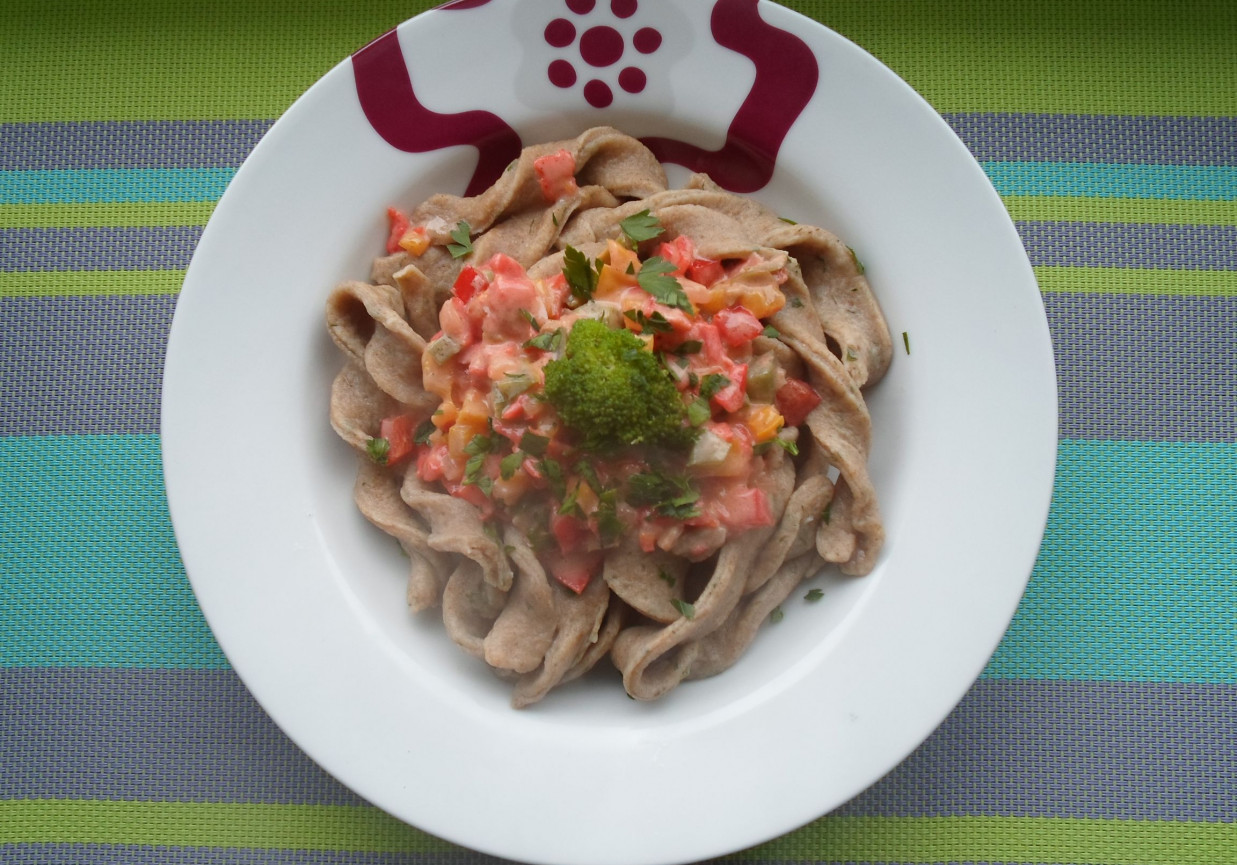 Makaron pełnoziarnisty domowy z sosem łososiowo- paprykowym foto