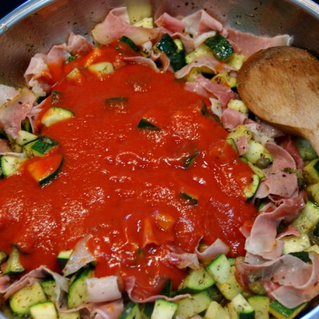 Krok 4 - Makaron pełnoziarnisty z cukinią szynką szwarcwaldzką i pomidorami. foto