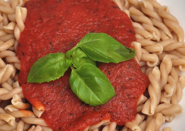 Fotografia przedstawiająca Makaron pełnoziarnisty z klasycznym sosem pomidorowym