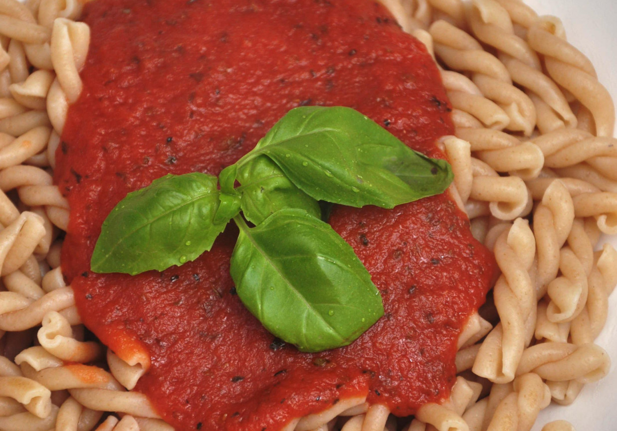 Makaron pełnoziarnisty z klasycznym sosem pomidorowym foto