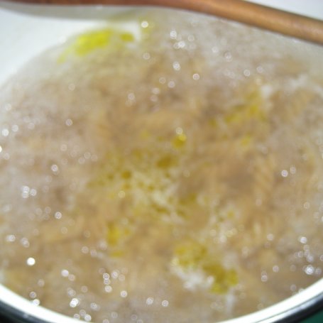 Krok 3 - makaron pełnoziarnisty z sosem owocowym foto