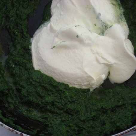 Krok 2 - makaron pełnoziarnisty z sosem szpinakowo-brokułowym foto