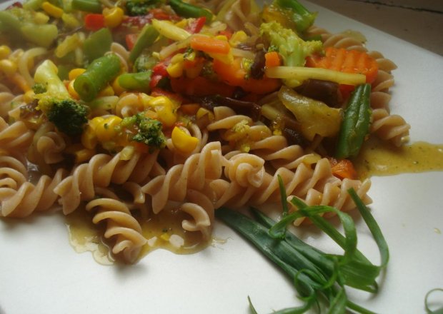 Fotografia przedstawiająca Makaron pełnoziarnisty z warzywami w sosie curry
