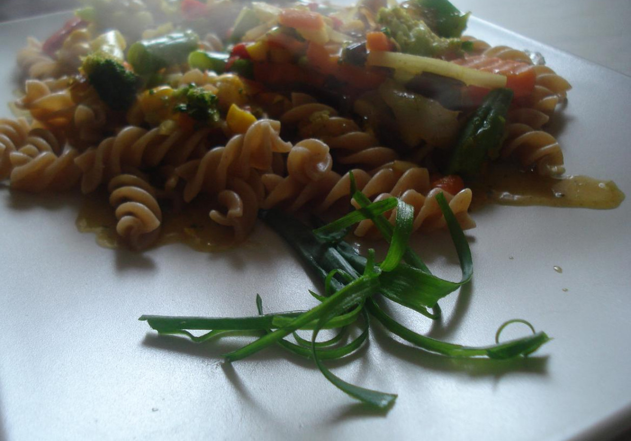 Makaron pełnoziarnisty z warzywami w sosie curry foto