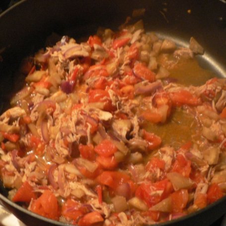 Krok 1 - Makaron penne w mięsnym sosie pomidorowo-paprykowym foto