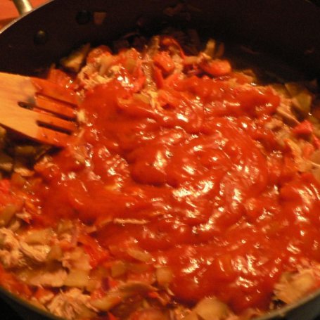 Krok 2 - Makaron penne w mięsnym sosie pomidorowo-paprykowym foto