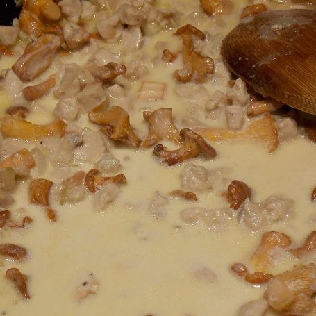 Krok 2 - Makaron penne w śmietankowym sosie z kurkami foto