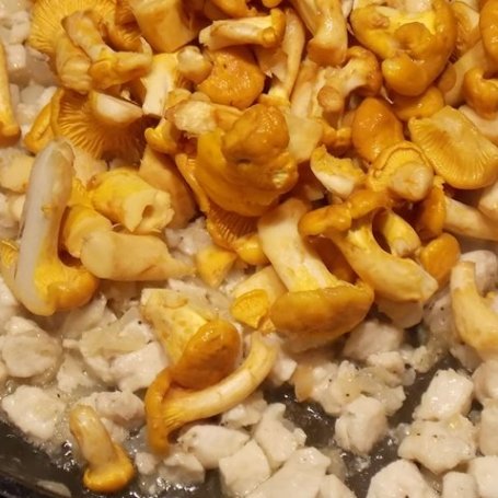 Krok 1 - Makaron penne w śmietankowym sosie z kurkami foto