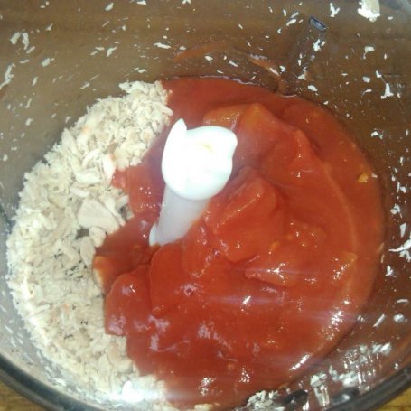 Krok 2 - Makaron penne w sosie pomidorowo-kurczakowym  foto