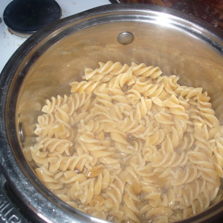 Krok 1 - Makaron penne z łososiem, papryką i oliwkami foto
