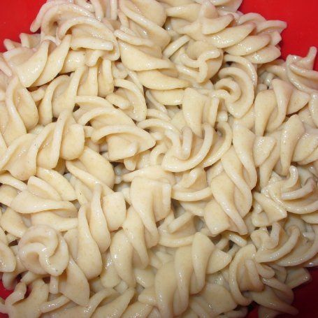 Krok 2 - Makaron penne z łososiem, papryką i oliwkami foto
