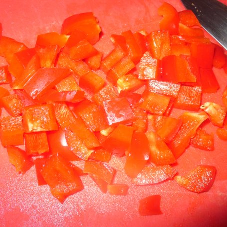 Krok 4 - Makaron penne z łososiem, papryką i oliwkami foto