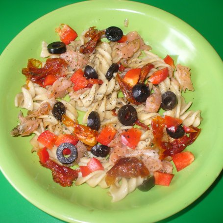 Krok 5 - Makaron penne z łososiem, papryką i oliwkami foto