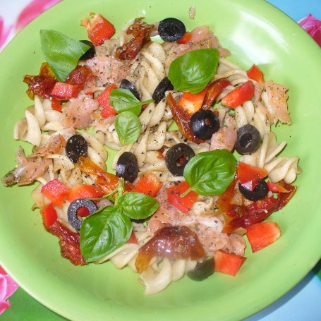 Krok 6 - Makaron penne z łososiem, papryką i oliwkami foto